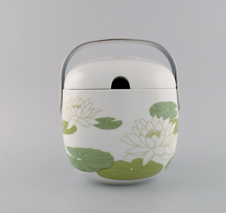 Timo Sarpaneva for Rosenthal. Rare Suomi ice bucket in porcelain decorated with 
water lilies. 1970s / 80s.
