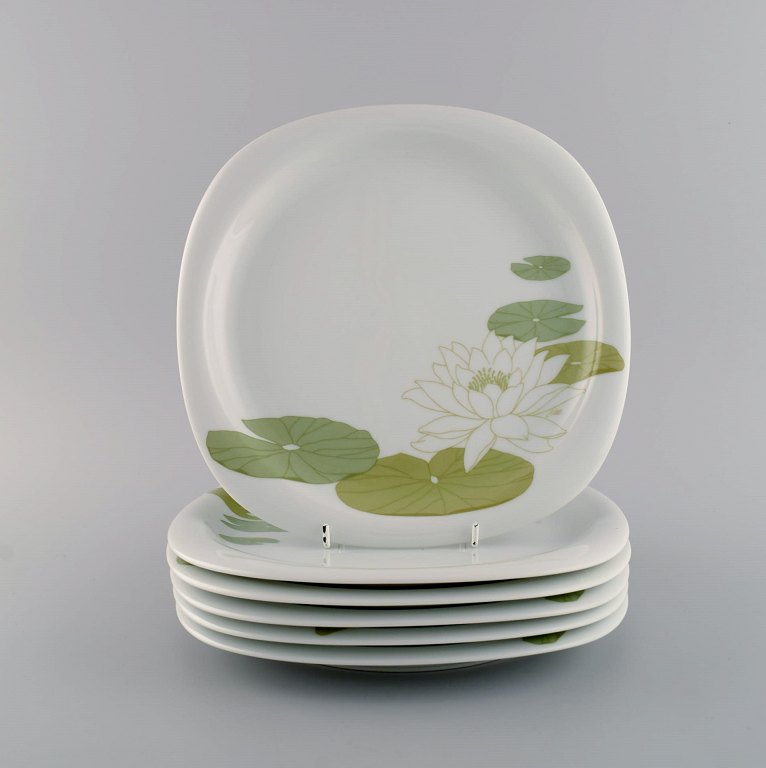 Timo Sarpaneva for Rosenthal. Six rare Suomi porcelain dinner plates decorated 
with water lilies. 1970s / 80s.
