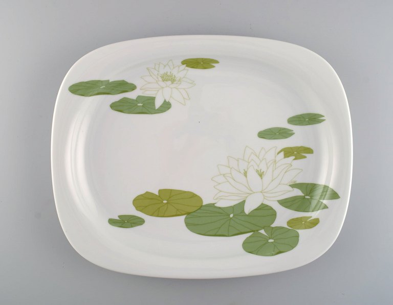 Timo Sarpaneva for Rosenthal. Rare Suomi porcelain serving dish decorated with 
water lilies. 1970s / 80s.
