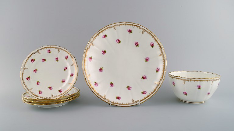 Mintons, England. Dish, bowl and four plates in hand-painted porcelain. Pink 
roses and gold decoration. 1920s / 30s.
