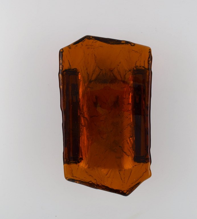 Wall lamp in amber colored mouth-blown art glass and brass. Italian design, 
1960s / 70s.
