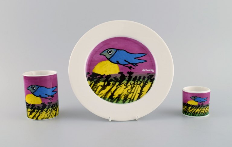 Corneille (Guillaume Cornelis van Beverloo), Dutch CoBrA artist (1922-2010). 
Coffee cup, plate and egg cup in porcelain decorated with birds over field with 
sunrise. 1980s / 90s.
