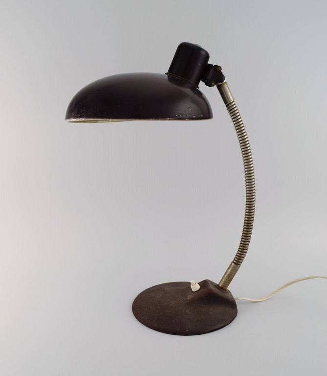 Justerbar skrivebordslampe. Industrielt design, midt 1900-tallet.
