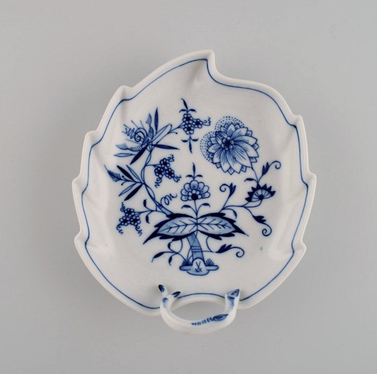 Bladformet Meissen Løgmønstret asiet i håndmalet porcelæn. Tidligt 1900-tallet.
