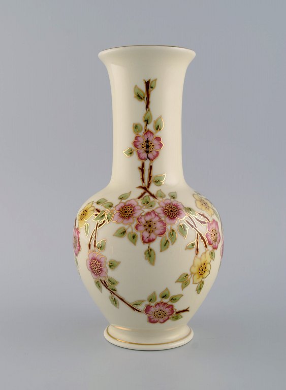 Zsolnay vase in cream-colored porcelain with hand-painted flowers and gold 
decoration. Late 20th century.
