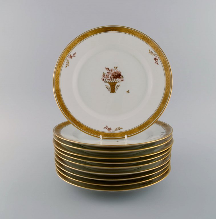 10 Royal Copenhagen Guldkurv middagstallerkener i håndmalet porcelæn med 
blomster og gulddekoration. 1960