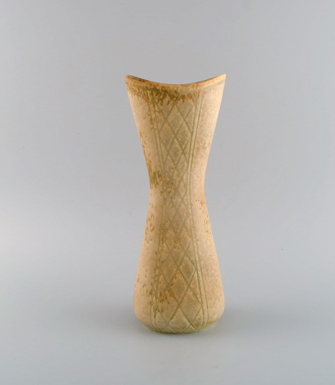Gunnar Nylund (1904-1997) for Rörstrand. Vase in glazed ceramics with incised 
checkered pattern. Beautiful eggshell glaze. Mid-20th century.
