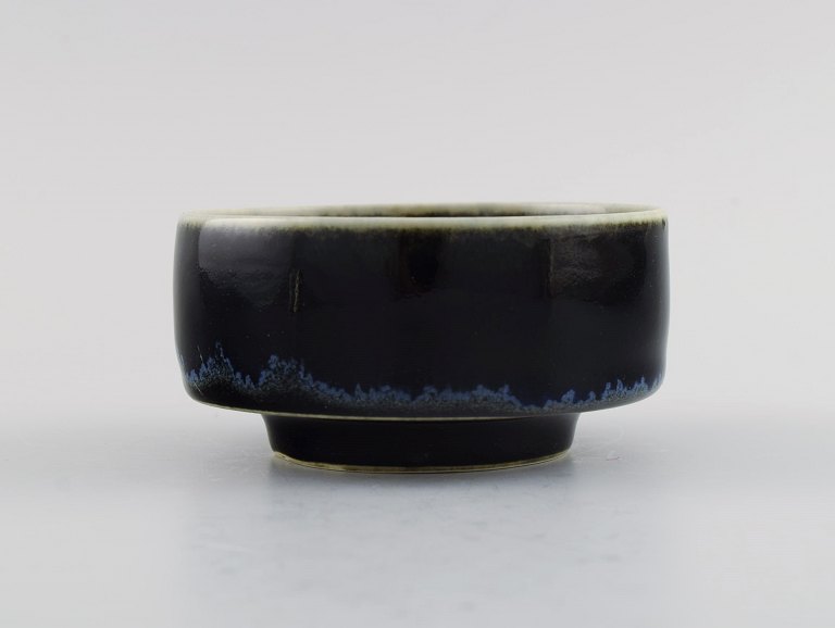 Carl Harry Stålhane (1920-1990) for Rörstrand. Bowl in glazed ceramics. 
Beautiful glaze in deep blue shades. Mid-20th century.
