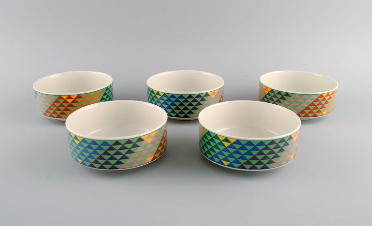 Gallo Design, Tyskland. Fem Pamplona porcelænsskåel. Farverig dekoration. Sent 
1900-tallet.
