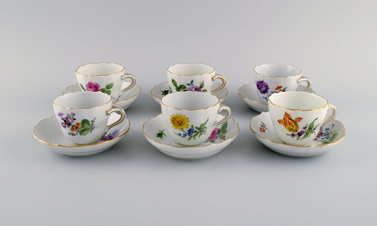 Six Meissen coffee cups with saucers in hand-painted porcelain. Flowers and gold 
decoration. Early 20th century.
