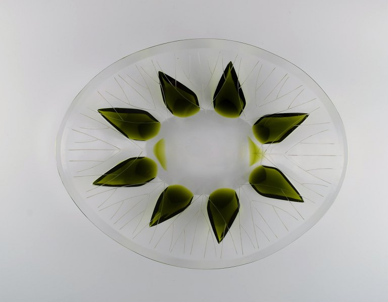 René Lalique, France. Large and rare bowl in clear and green art glass. 1960s / 
70s.
