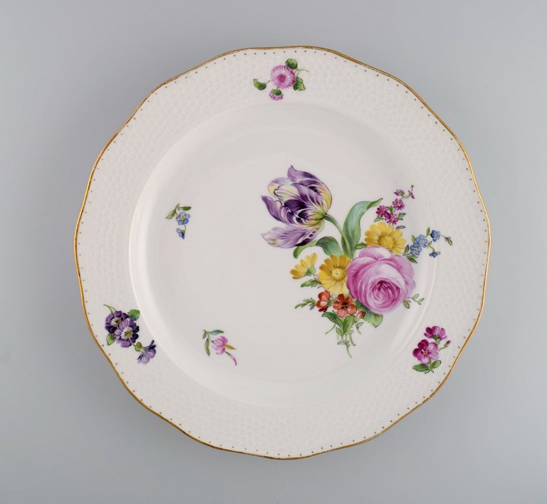 Royal Copenhagen Saksisk Blomst speciel version. Stort og sjældent serveringsfad 
med håndmalede blomster og gulddekoration. Ca. 1900.
