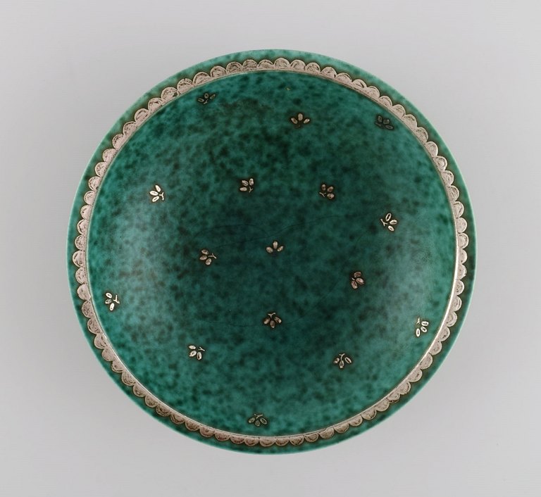 Wilhelm Kåge (1889-1960) for Gustavsberg. Argenta art deco bowl in glazed 
ceramics. Beautiful glaze in shades of green with silver inlay in the form of 
leaves. Mid-20th century.
