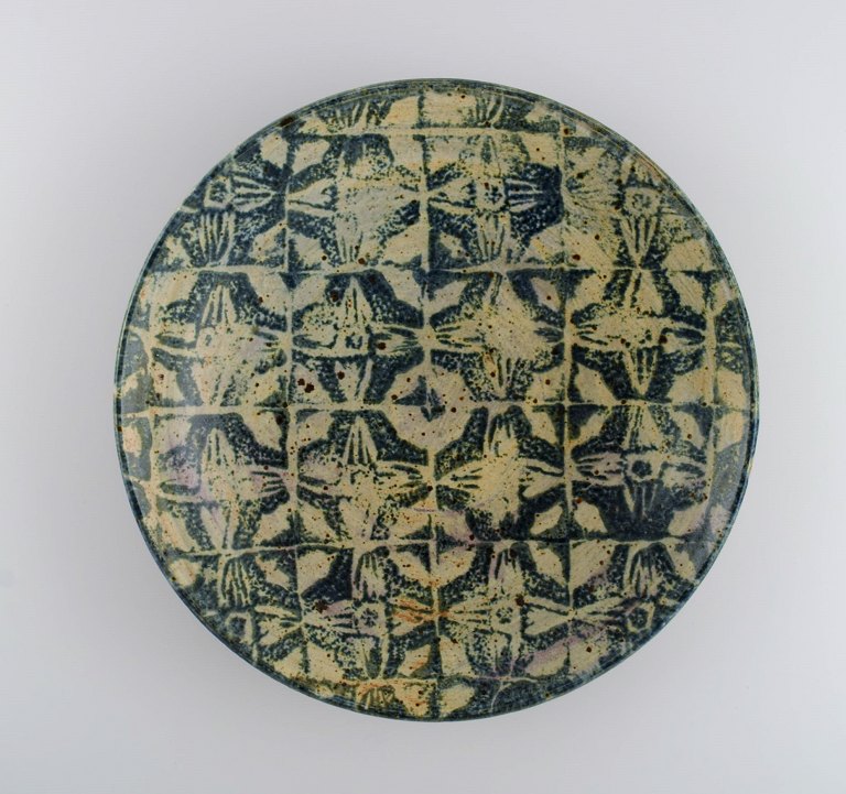 European studio ceramicist. Large unique bowl / dish in glazed stoneware with 
patterned decoration. 1980s.
