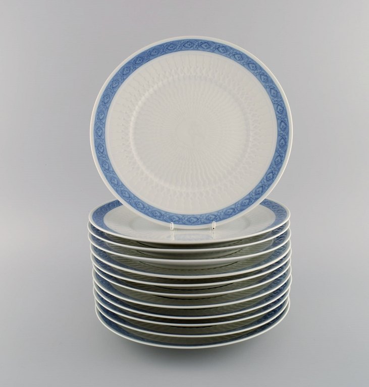 Twelve Royal Copenhagen Blue Fan dinner plates. 1960s / 70s. Model number 
1212/11519. Designed by Arnold Krog in 1909.
