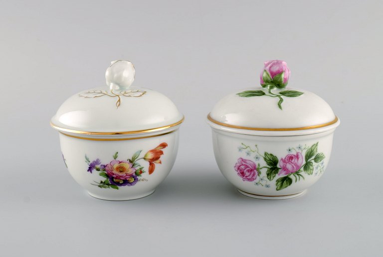 Fürstenberg, Tyskland. To antikke lågskåle i håndmalet porcelæn med blomster og 
gulddekoration. Tidligt 1900-tallet.
