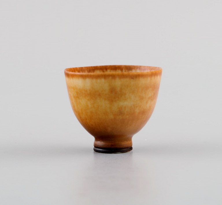 Berndt Friberg (1899-1981) for Gustavsberg Studiohand. Miniature vase / skål i 
glaseret keramik. Smuk glasur i lyse brune nuancer. 1960/70