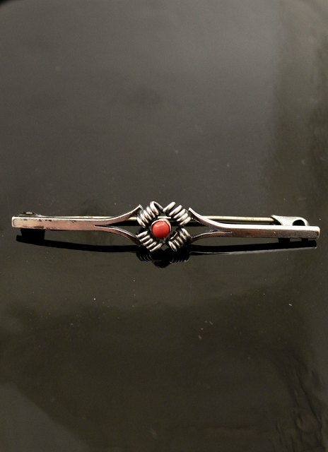 830s rod brooch