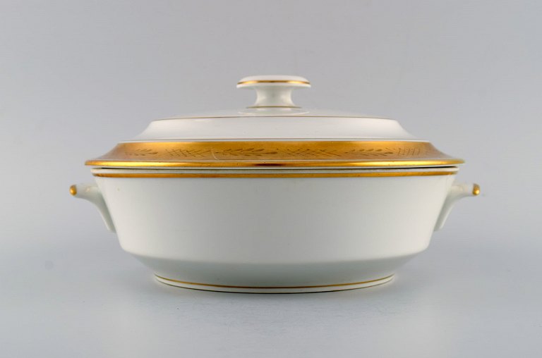 Royal Copenhagen service no. 607. Porcelain lidded tureen. Gold border with 
foliage. Model number 607/9575. Dated 1944.
