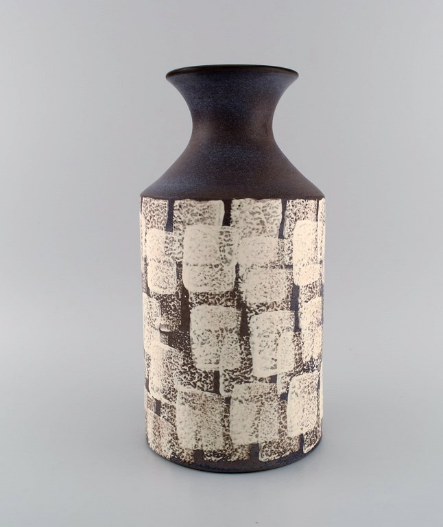 Mari Simmulson (1911-2000) for Upsala-Ekeby. Large vase in hand-painted and 
glazed ceramics. 1960s.
