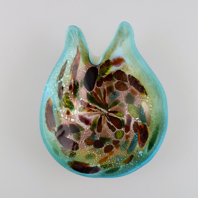 Organically shaped Murano bowl in polychrome mouth blown art glass. Turquoise 
background. Italian design, 1960s.
