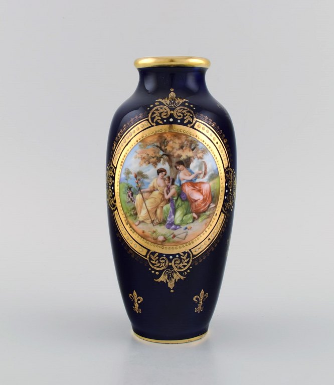 Antik Wien vase i håndmalet porcelæn. Klassicistiske motiver og gulddekoration 
på mørkeblå baggrund. Sent 1800-tallet.
