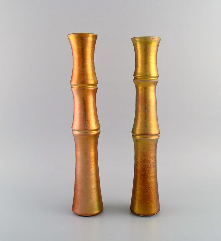Mobach, Holland. To slanke unika vaser i glaseret keramik. Smuk eosinglasur. 
Midt 1900-tallet.
