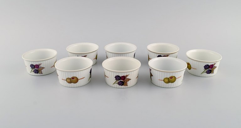 Royal Worcester, England. Otte små Evesham porcelænsskåle dekoreret med frugter 
og guldkant. 1980