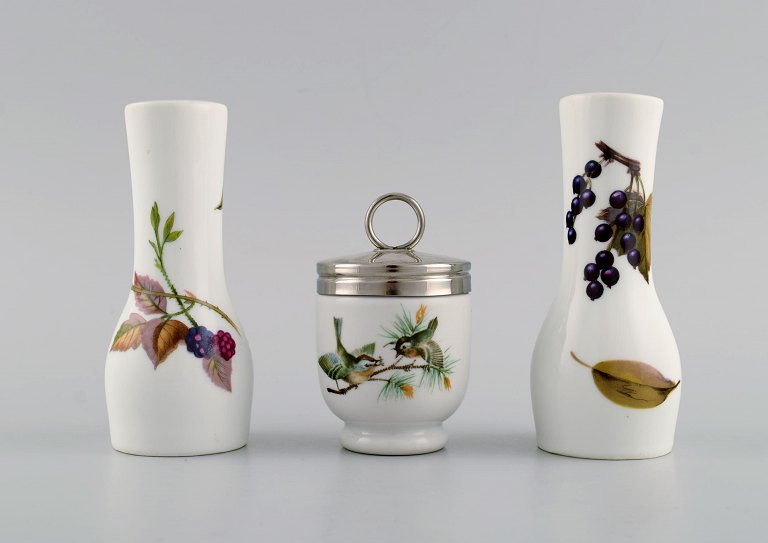 Royal Worcester, England. Evesham mustard jar and salt / pepper shakers in 
porcelain decorated with fruits and birds. 1980s.
