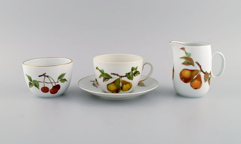 Royal Worcester, England. Evesham porcelain morning cup with sugar bowl and 
cream jug decorated with fruits and gold rim. 1980s.
