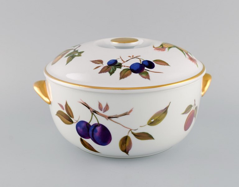 Royal Worcester, England. Stor Evesham lågterrin i porcelæn dekoreret med 
frugter og guldkant. 1980