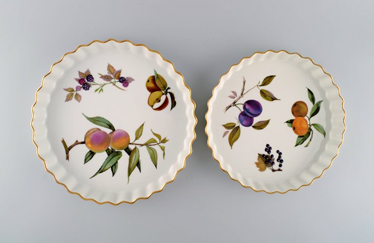 Royal Worcester, England. To Evesham tærtefade i porcelæn dekoreret med frugter 
og guldkant. 1980