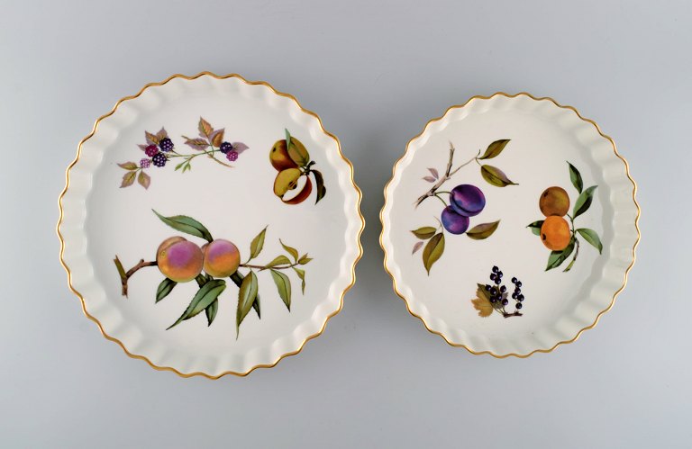 Royal Worcester, England. Two Evesham pie dishes in porcelain decorated with 
fruits and gold rim. 1980s.
