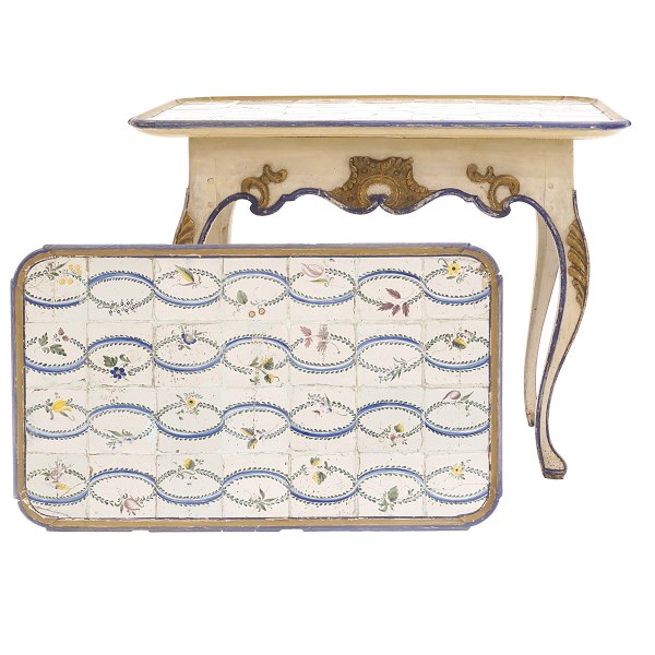 Rokoko flisebord med 28 yderst sjældne polykrome Kellinghusen fliser. Danmark 2. halvdel af 1700-tallet før 1790. H: 75,5cm. Plade: 95x59cm