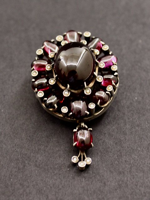 Brooch with amethysts