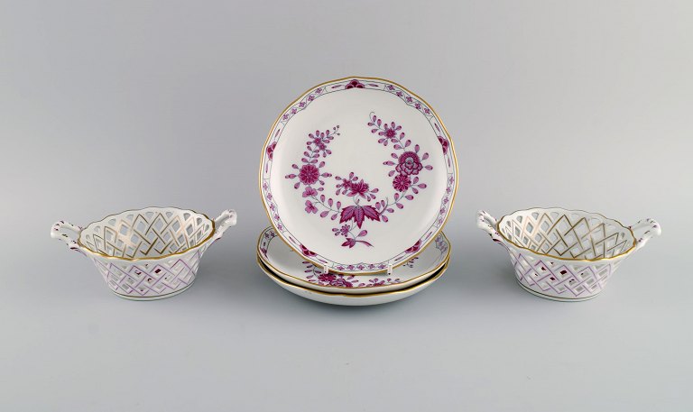 Hutschenreuther, Germany. Three plates and two bowls in openwork porcelain with 
hand-painted flowers and gold decoration. Mid 20th century.
