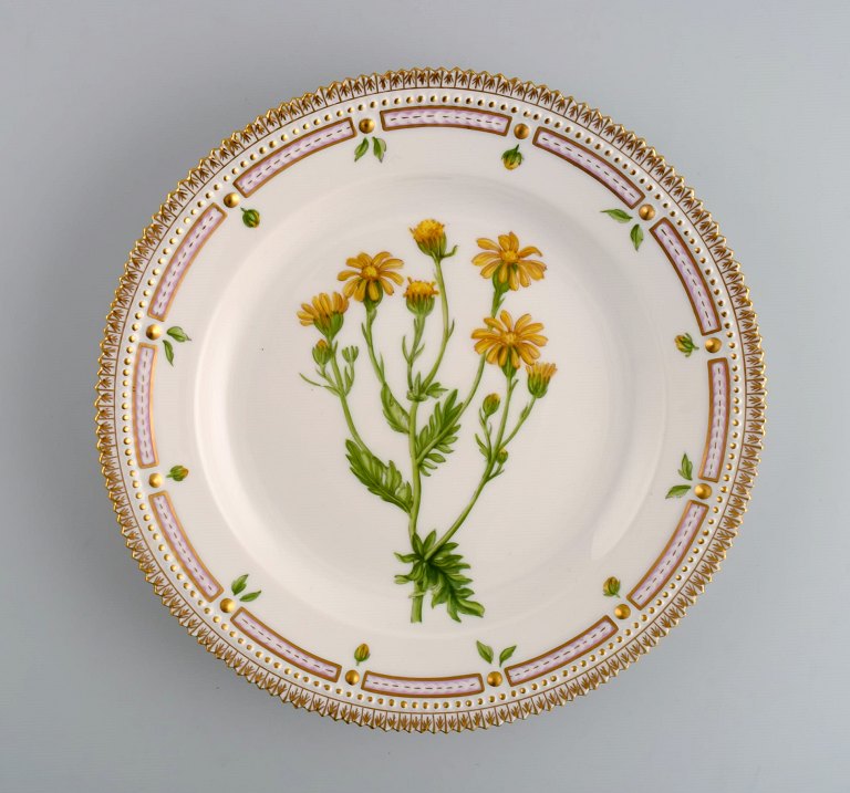 Royal Copenhagen Flora Danica frokosttallerken i håndmalet porcelæn med blomster 
og gulddekoration. Modelnummer 20/3550. 
