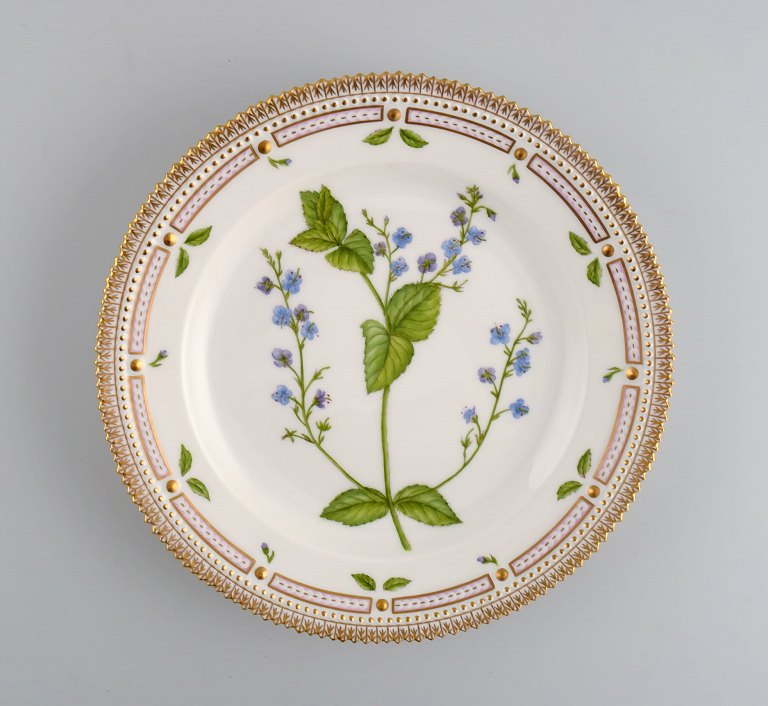 Royal Copenhagen Flora Danica frokosttallerken i håndmalet porcelæn med blomster 
og gulddekoration. Modelnummer 20/3550. 
