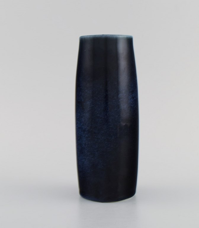 Berndt Friberg (1899-1981) for Gustavsberg. Vase in glazed ceramics. Beautiful 
speckled glaze in deep blue shades. Mid 20th century.
