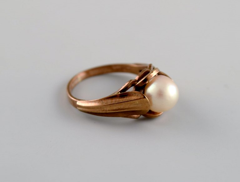 Skandinavisk guldsmed. Vintage ring i 14 karat guld prydet med kulturperle. Midt 
1900-tallet.
