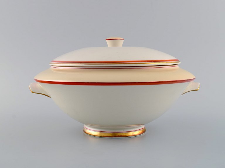 Christian Joachim for Royal Copenhagen. "Det spanske stel". Suppeterrin i 
håndmalet porcelæn. Produceret fra 1931-1970.
