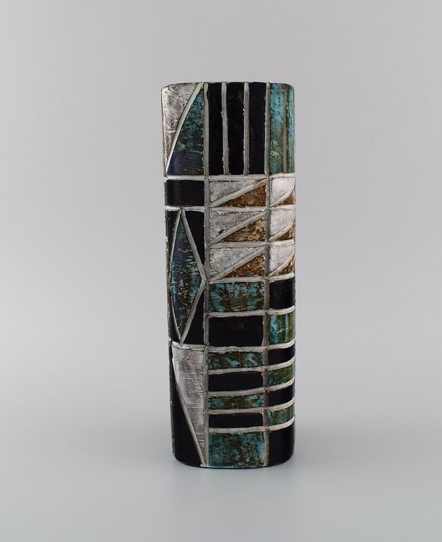 Ingrid Atterberg (1920-2008) for Upsala-Ekeby. Sjælden vase i glaseret stentøj 
med håndmalede geometriske felter. 1960