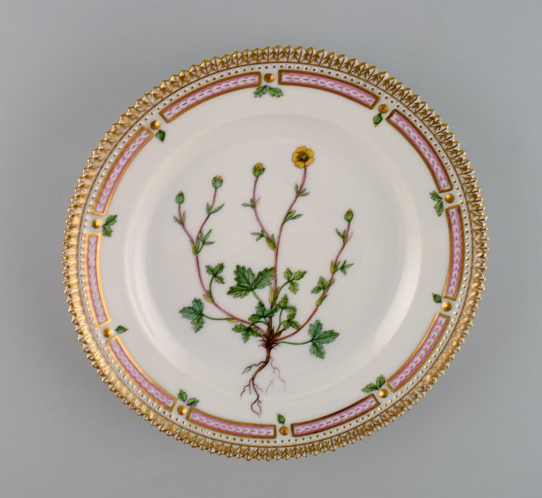 Royal Copenhagen Flora Danica salattallerken i håndmalet porcelæn med blomster 
og gulddekoration. Modelnummer 20/3573.  
