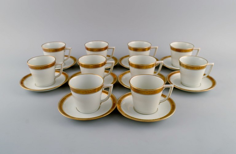 Royal Copenhagen service no. 607. 10 coffee cups with saucers. Gold border with 
foliage. 1960s. Model number 607/9481.
