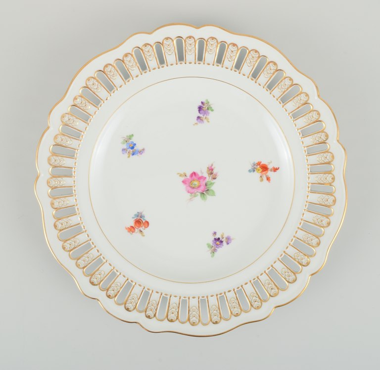 Antique Meissen openwork plate in hand-painted porcelain with flowers and gold 
decoration. Late 19th century.