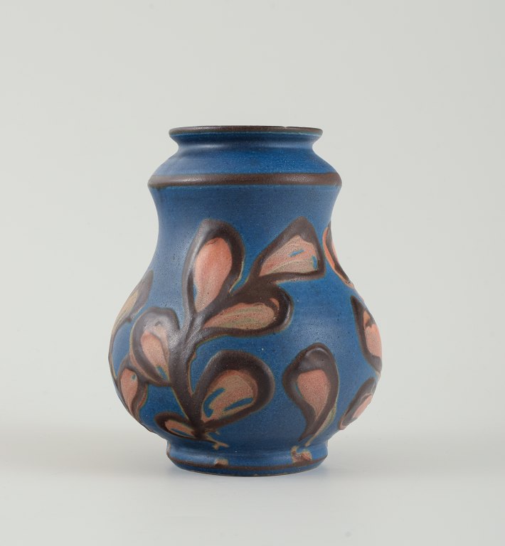 Kähler, Denmark, glazed stoneware vase in modern design. 1930/40s. Cow horn 
technique. Brown leaves on blue background.