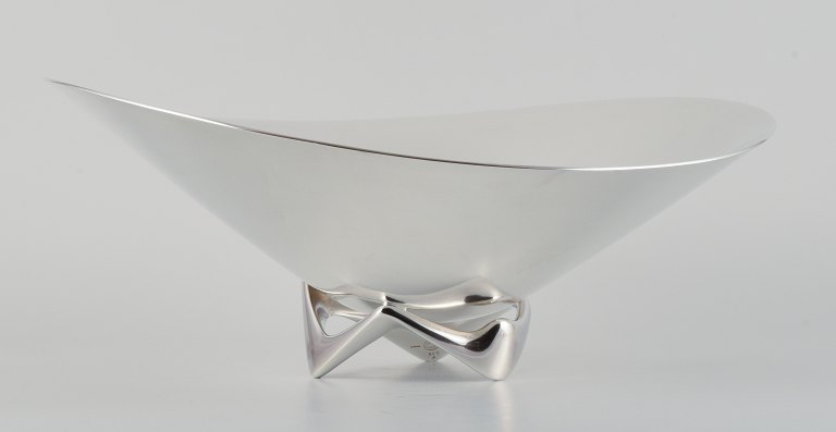 Henning Koppel for Georg Jensen, kolossal Sterlingsølv skål på trebenet fod.