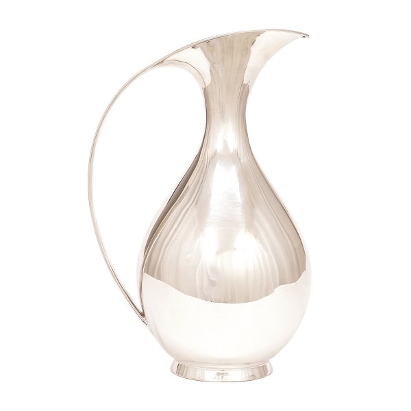 1L sterlingsilver pitcher by Kay Fisker, Denmark, 1949. Manufactured by 
Michelsen, Copenhagen. H: 23,5cm. W: 589gr