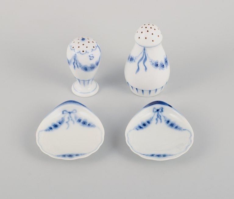 Bing & Grondahl, Empire, two small bowls, two salt shakers.
1920s.