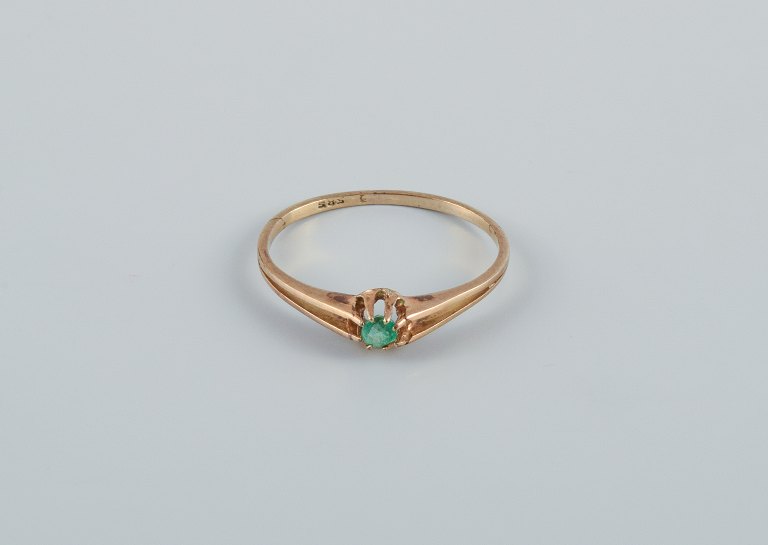 Danish goldsmith. Modernist 14 carat gold ring adorned with a green 
semi-precious stone, marked with the goldsmith